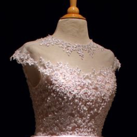 High low wedding gown. - Picture 2 of 2